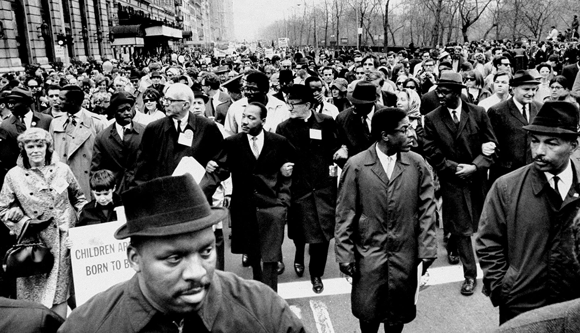 Dr. Benjamin Spock and Rev. Martin Luther King (center) prot